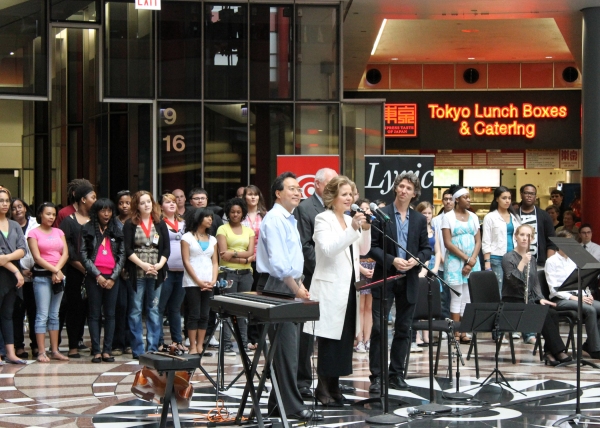 Photo Flash: Renee Fleming, Yo-Yo Ma Surprise Diners With Performance at Thompson Center Image