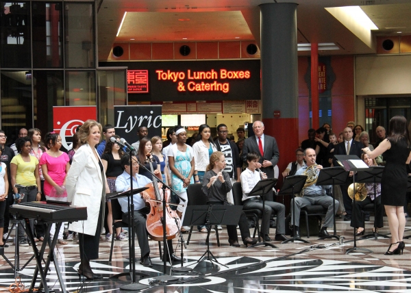 Photo Flash: Renee Fleming, Yo-Yo Ma Surprise Diners With Performance at Thompson Center Image