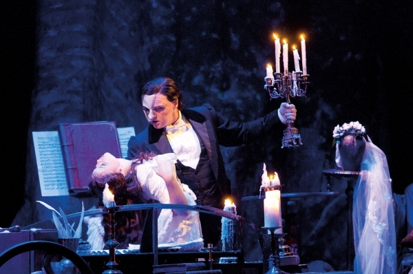 John Owen-Jones como The Phantom y Katie Hall como Christine Photo