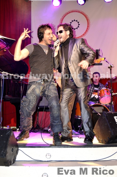 Israel Lozano y Raul Fernandez marcandose una version rockera del Por el humo... de D Photo