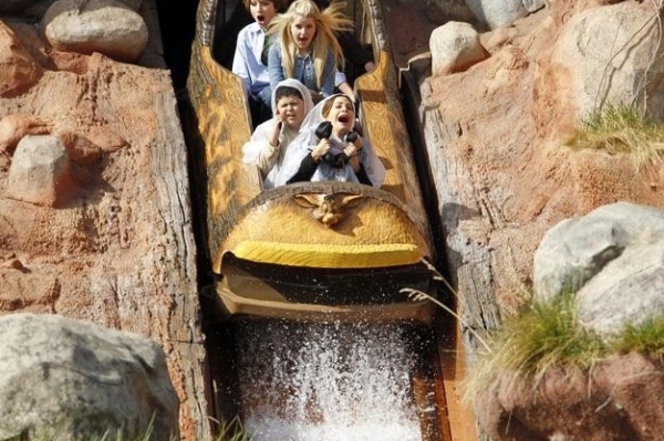 Photo Flash: More Photos of MODERN FAMILY in Disneyland; Episode Airs Tonight! Image