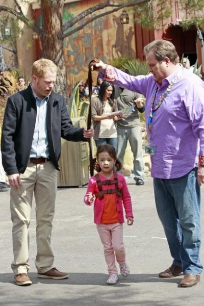 Photo Flash: More Photos of MODERN FAMILY in Disneyland; Episode Airs Tonight! 