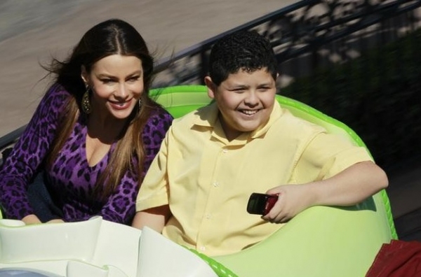 Photo Flash: More Photos of MODERN FAMILY in Disneyland; Episode Airs Tonight! Image
