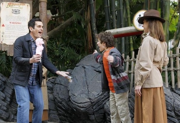 Photo Flash: More Photos of MODERN FAMILY in Disneyland; Episode Airs Tonight! Image