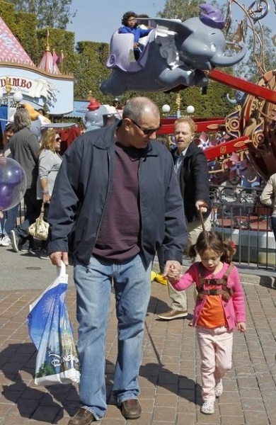 Photo Flash: More Photos of MODERN FAMILY in Disneyland; Episode Airs Tonight! Image