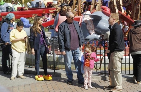 Photo Flash: More Photos of MODERN FAMILY in Disneyland; Episode Airs Tonight! 