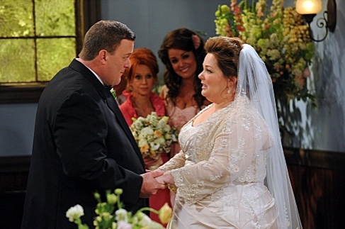 Photo Flash: First Look - 'The Wedding' on CBS's MIKE & MOLLY, Airing Tonight, 5/14 Image