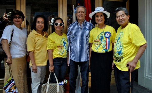 Jorge Ortoll, Loida Nicolas Lewis, and members of U.S. Pinoys for Good Governance Photo