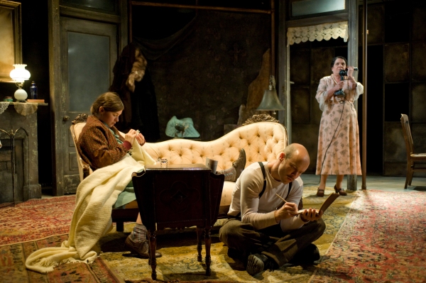 A night at home with the Wingfields: Laura (Leah Karpel), Tom (Aaron Roman Weiner) an Photo