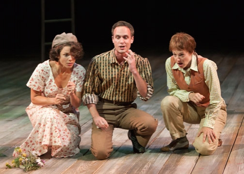 (from left) Vivia Font as Celia, Jay Whittaker as Oliver and Dana Green as Rosalind i Photo