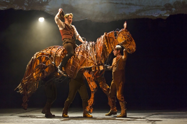 when did war horse go on tour around the country