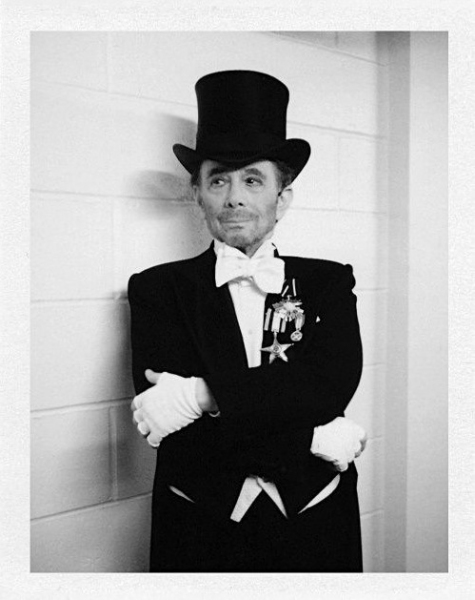 Photo Flash: Robert Petkoff Takes ANYTHING GOES Polaroid Cast Portraits Image