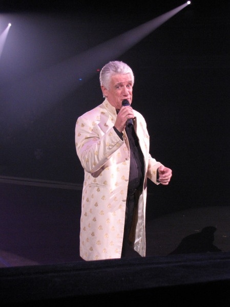 Peter Karrie sings 