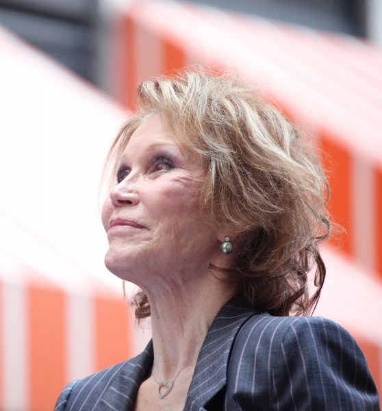 Photo Coverage: Bernadette Peters, Mary Tyler Moore, Megan Hilty, Anjelica Huston & More Onstage at Broadway Barks 14!  Image