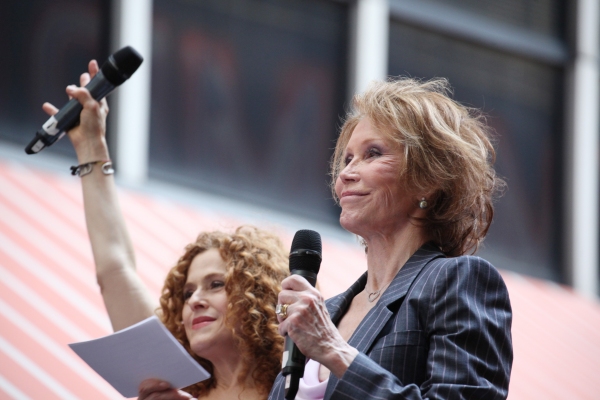 Photo Coverage: Bernadette Peters, Mary Tyler Moore, Megan Hilty, Anjelica Huston & More Onstage at Broadway Barks 14!  Image