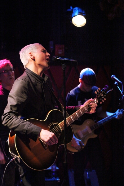 Exclusive Photo Coverage: Tony Vincent Brings Solo Concert to Rockwood Music Hall! Image