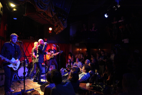 Exclusive Photo Coverage: Tony Vincent Brings Solo Concert to Rockwood Music Hall! Image